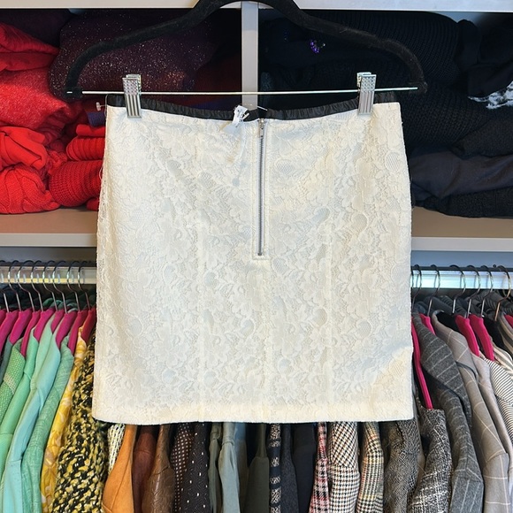 Vince Camuto ecru lace black band back zipper closure lined mini skirt size XS - Picture 3 of 3